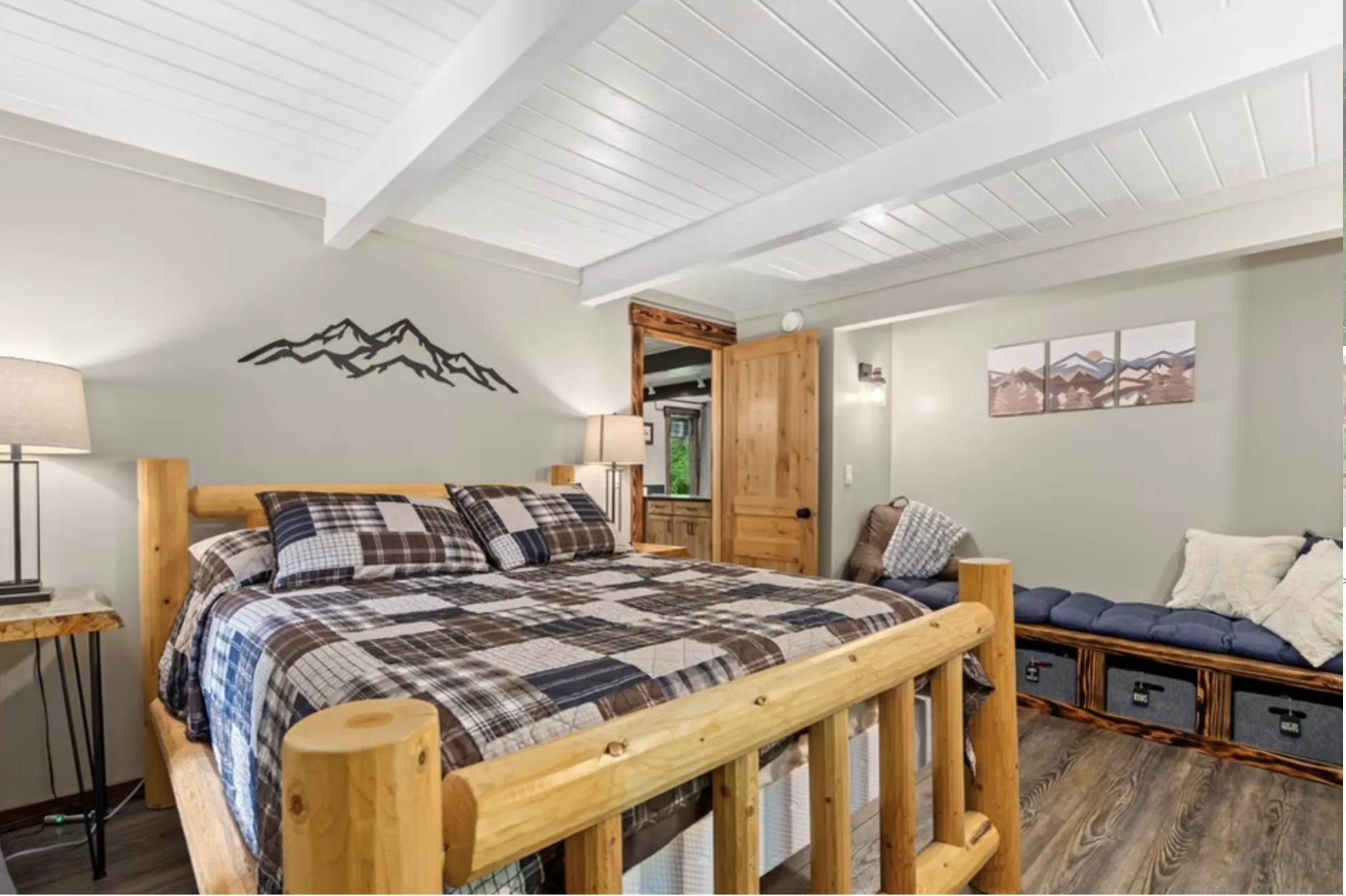 Main-floor queen at Redtail Rendezvous near Mount Rainier