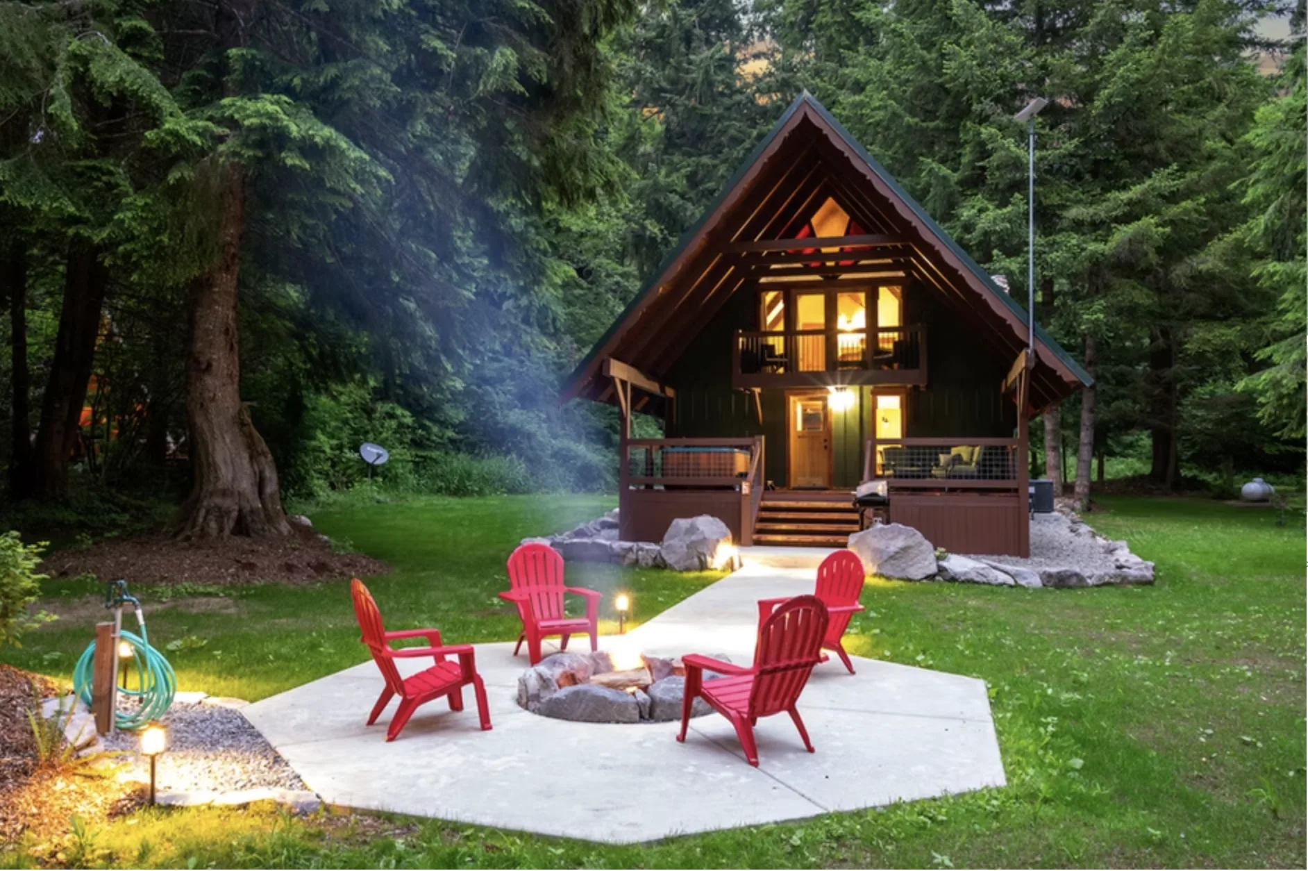 Secluded wooded lot and cabin exterior at Redtail Rendezvous